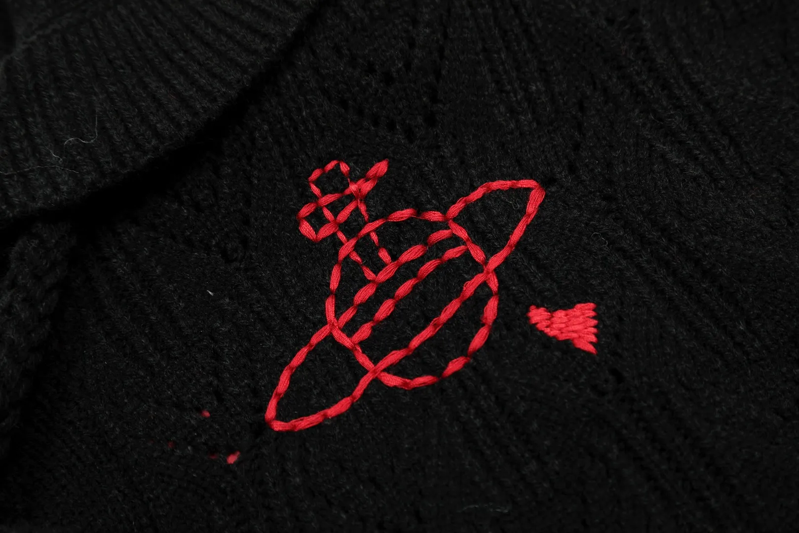 VIVI141#Top quality" vivienne west wood new lotus leaf lapel design cardigan for the Year of the Snake Queen Mother Vivienne Saturn's new classic LOGO knitted twist sweater wool cardigan 2024 autumn latest style can be worn all year round Super compatibility Thin four-season style Use it as a jacket when it is hot and wear it as an inner layer when it is cold 🧩100% restoration of heavy-duty weaving 🧩Wool blended version 🧩Original purchase Real mold opening 🧩Original purchase records and comparison pictures can be provided. Place your order with confidence 🧩Customized laser buttons. The texture is clean and clear and fully restored. Size: 1 yard (80-110 pounds) 2 yards (110-140 pounds) Color: red black